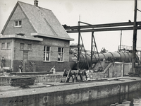 841764 Afbeelding van de bouw van het Vechtgemaal in de sluis in de Vecht te Muiden (provincie Noord-Holland).